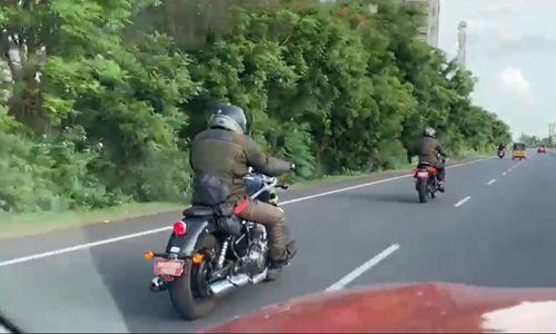 Upcoming Royal Enfield Himalayan 450, Super Meteor 650 Spied Testing In New Video रॉयल एनफील्ड की कई आने वाली मोटरसाइकिलें भारतीय सड़कों पर परीक्षण करते हुए नज़र आ रही हैं.