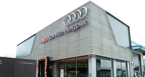 Audi Inaugurates New Pre-Owned Car Facility In Nagpur नई यूज्ड कार डीलरशिप देश में कंपनी का 18वां ऐसा शोरूम है और इसमें एक नया सर्विस संटर भी खोला गया है.