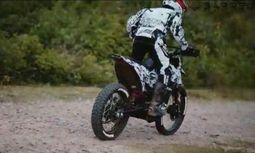Barrel Motors Teases Made-In-India Veloc-e Electric Dual-Sport Motorcycle बैरल मोटर्स ने अपनी जल्द आने वाली वेलोक-ई इलेक्ट्रिक डुअल-स्पोर्ट मोटरसाइकिल के लिए एक विडियो जारी किया है, जिसमें लगा रहा है कि एडवेंचर बाइक उत्पादन के लिए तैयार है.