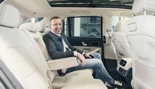 Auf Wiedersehen: A Look Back At Mercedes Benz Boss, Martin Schwenk's India Innings डेमलर एजी में 26 वर्षों के अनुभव के साथ मार्टिन श्वेनेक ने व्यवसाय को नई ऊंचाइयों पर ले जाने के लिए बागडोर संभाली. तब, चुनौती न केवल नंबर 1 की स्थिति में बने रहने की थी, बल्कि भारत को कंपनी के वैश्विक संचालन के स्तंभों में से एक बनाने की भी थी.