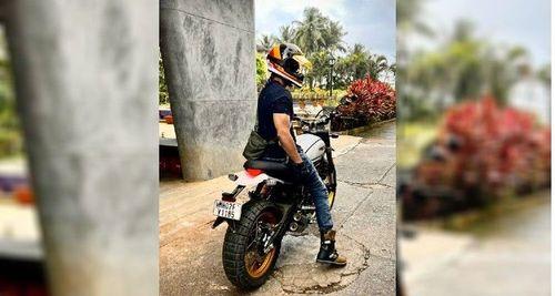 Actor Shahid Kapoor Brings Home The Ducati Scrambler Desert Sled शाहिद कपूर ने हेलमेट पहने और राइडिंग बूट्स पहने हुए अपनी नई बेशकीमती मोटरसाइकिल की तस्वीरें इंस्टाग्राम पर भी साझा कीं. यह उनके गैराज में दूसरी डुकाटी मोटरसाइकिल है.
