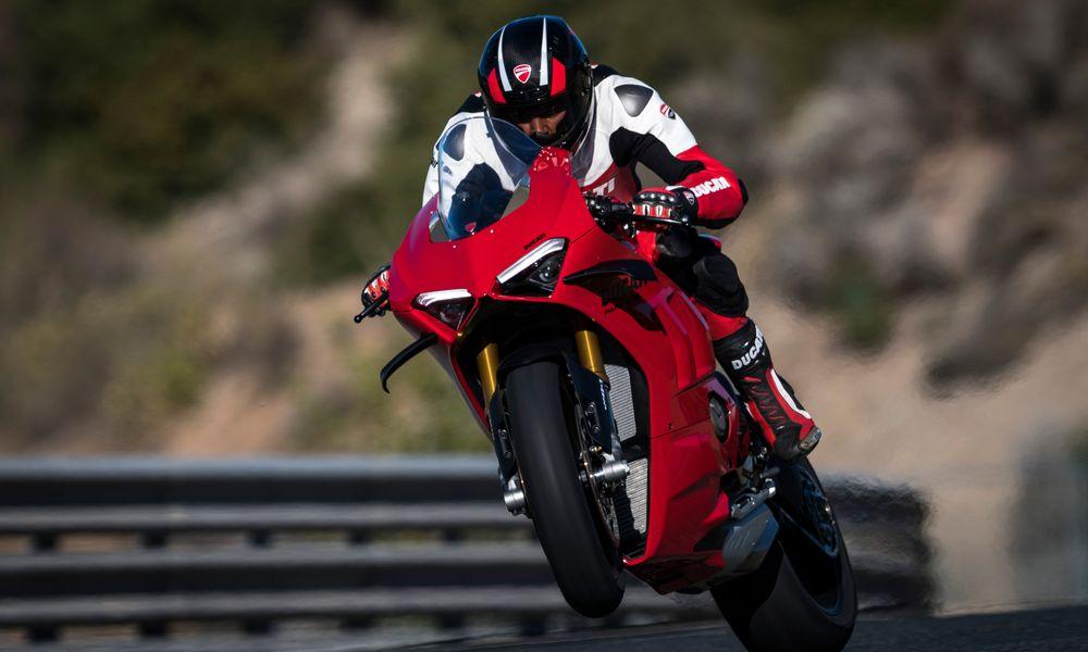 Ducati Panigale V4, Streetfighter V4 Recalled In India
भारत में प्रभावित 393 बाइकें, सिंगल-साइडेड स्विंगआर्म के रियर व्हील एक्सल में संभावित खराबी के कारण वैश्विक स्तर पर वापस मंगाई गई बाइकों का हिस्सा हैं.