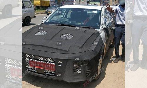 New Generation Hyundai Verna Spotted With Heavy Camouflage To Get ADAS Features नई पीढ़ी की ह्यून्दे वर्ना कंपनी की देश में दूसरी कार होगी जिसमें एडवांस ड्राइवर-असिस्टेंस सिस्टम (ADAS) फीचर होंगे.