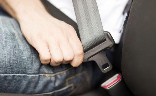 Over 100 Motorists And Commuters Fined For Not Wearing Seat Belt In Delhi इस महीने की शुरुआत में दिल्ली ट्रैफिक पुलिस ने घोषणा की थी कि कार में यात्रा करने वाले सभी यात्रियों को आगे और पीछे दोनों तरफ सीटबेल्ट पहनना होगा और ऐसा न करने पर अपराधियों पर रु.1,000 का जुर्माना लगाया जाएगा.