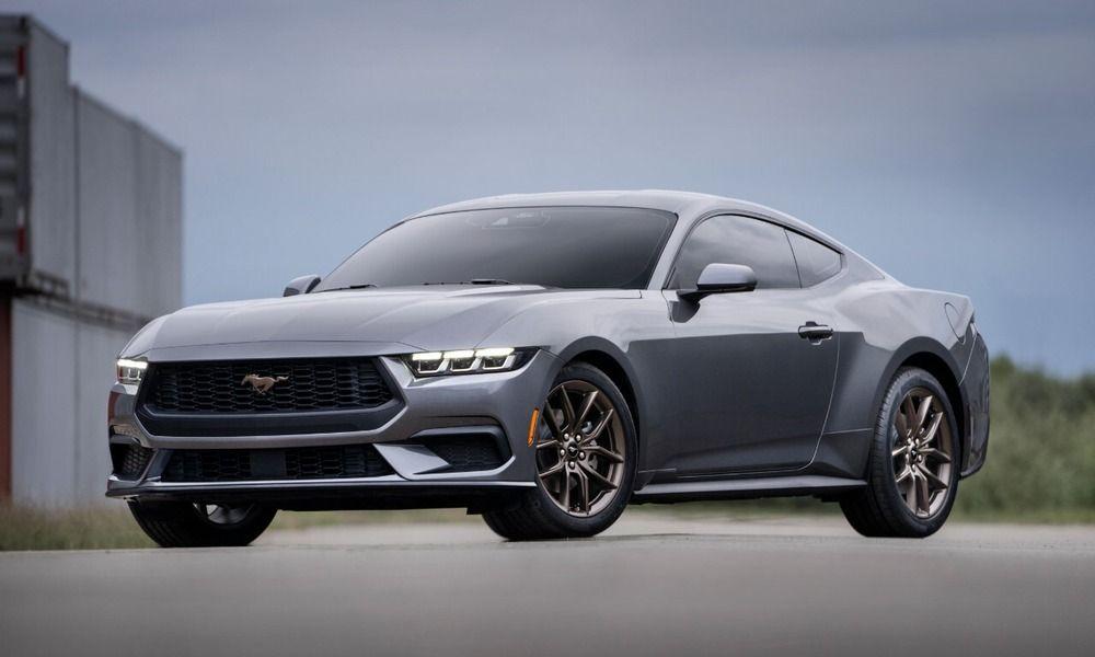 Seventh-Generation Ford Mustang Revealed; Packs In More Tech, Retains The V8 नई फोर्ड मस्टैंग में एक बदली हुई डिजाइन और एक बिल्कुल नए कैबिन के अलावा इंजन में कुछ बदलाव किए गए हैं.