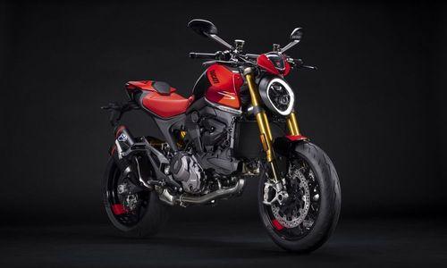 2023 Ducati Monster SP Revealed With Upgraded Mechanicals And Tech मॉन्स्टर एसपी को स्टैंडर्ड मॉडल की तुलना में कई बदलाव मिलते हैं, जिसमें पूरी तरह से एडजेस्टेबल ओहलिन्स सस्पेंशन, ब्रेम्बो स्टाइलमा कॉलिपर्स और एक नया टर्मिग्नोनी एग्जॉस्ट शामिल है.