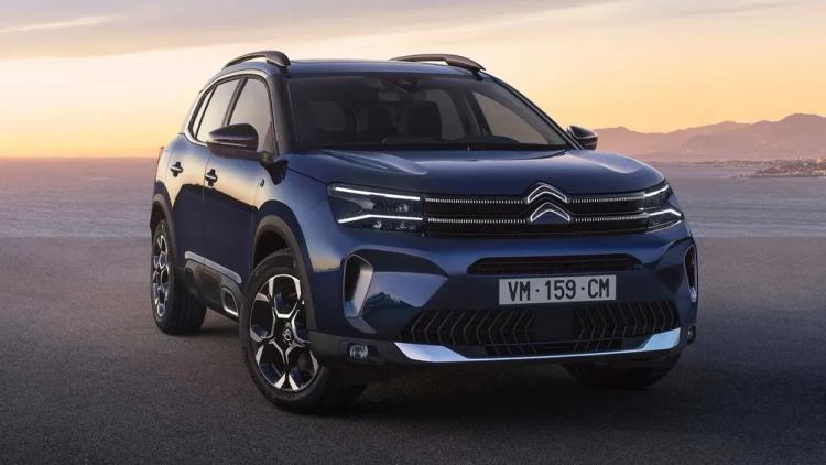 2022 Citroen C5 Aircross Facelift Teased Ahead Of September 7 Launch नई सिट्रोएन सी5 एयरक्रॉस ने इस साल की शुरुआत में अपनी वैश्विक शुरुआत की थी और इसे 7 सितंबर, 2022 को भारत में लॉन्च किया जाएगा.