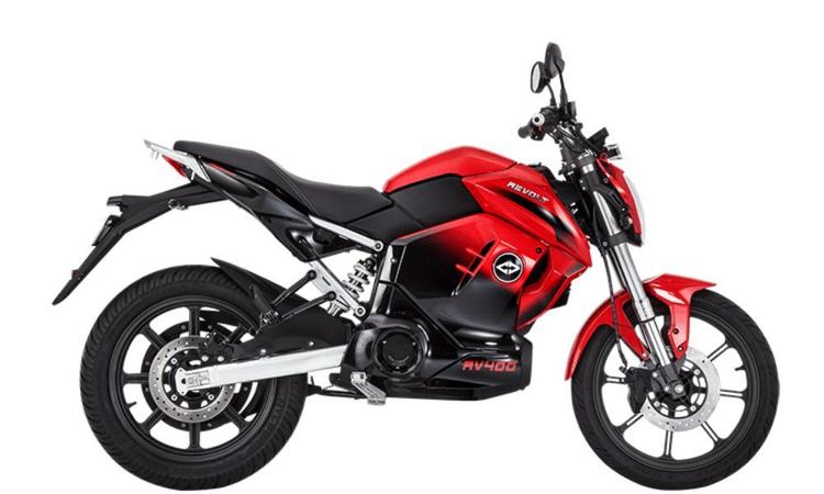 Kochi Police Department Inducts Revolt RV400 Motorcycles Into Fleet निर्माता ने अपनी RV400 मोटरसाइकिल के लिए कुछ महीनों के लिए ₹1.29 लाख की (एक्स-शोरूम कीमत) पर बुकिंग फिर से खोल दी थी.