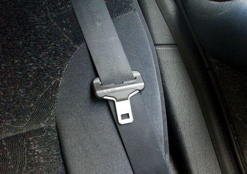 Rear Seat Belt Alarms In Cars To Be Made Mandatory, Announcement Likely This Week केंद्रिय सड़क परिवहन और राजमार्ग मंत्रालय (MoRTH) ने हाल ही में घोषणा की है कि कारों में पिछली सीट बेल्ट के उपयोग को लागू करने के लिए के लिए अलार्म सिस्टम लगाना अनिवार्य बनाने के लिए एक नई अधिसूचना का मसौदा तैयार किया जाएगा.