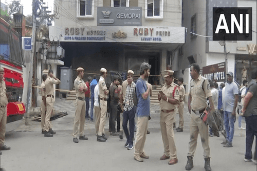 Electric Scooter Showroom Fire In Secunderabad Claims 8 Lives सोमवार देर रात एक होटल के बेसमेंट में आग लग गई, जिसमें शोरूम स्थित था और आग की लपटें होटल में फैल गईं.