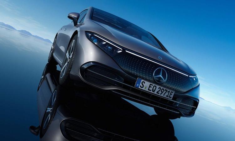 carandbike Awards 2023: Mercedes-Benz EQS Is The Luxury Car Of The Year मर्सिडीज की प्रमुख इलेक्ट्रिक सेडान ने पुरस्कार के लिए नई लैंड रोवर रेंज रोवर को पीछे छोड़ दिया