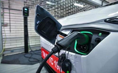 EV Charging Stations To Come Up At Major Railway Stations In Next 3 Years EV Charging Stations To Come Up At Major Railway Stations In Next 3 Years