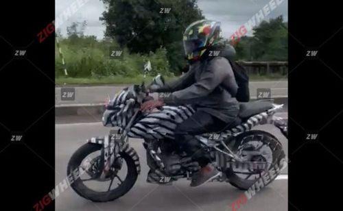 New Bajaj Pulsar N150 Spotted Testing in India रिपोर्टों के अनुसार, नए मॉडल के वर्तमान N160 के नीचे स्थित होने की उम्मीद है, जिसमें परीक्षण मॉडल N160 से कुछ सामान्य डिज़ाइन तत्वों को साझा करता है.