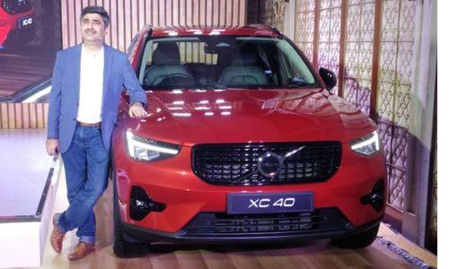 2022 Volvo XC40 Facelift Launched In India; Priced At Rs. 43.20 Lakh इस साल की शुरुआत में वैश्विक स्तर पर पेश की गई, वॉल्वो XC40 फेसलिफ्ट को भारत में लॉन्च कर दिया गया है. यह प्रीमियम कॉम्पैक्ट एसयूवी सेगमेंट में बीएमडब्ल्यू एक्स 1, ऑडी क्यू 3, मर्सिडीज-बेंज जीएलए और मिनी कंट्रीमैन को टक्कर देती है.