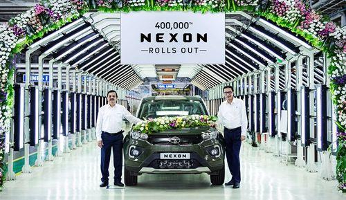 Tata Motors Rolls Out 4,00,000th Nexon Subcompact SUV; Introduces A New Top-End VariantTata Motors Rolls Out 4,00,000th Nexon Subcompact SUV; Introduces A New Top-End Variant टाटा नेक्सॉन ने 5 साल में 4 लाख यूनिट्स के प्रोडक्शन कर नया मील का पत्थर हासिल किया है. इस उपलब्धि को मनाने के लिए कार निर्माता ने टाटा नेक्सॉन का एक नया सबसे महंगा XZ+ (L) एडिशन भी लॉन्च किया है.
