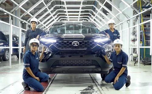Tata Harrier & Safari Now Manufactured By An All-Women Crew 1,500 महिला पेशेवरों की एक समर्पित टीम टाटा हैरियर और टाटा सफारी दोनों एसयूवी को असेंबल करने के लिए जिम्मेदार है.