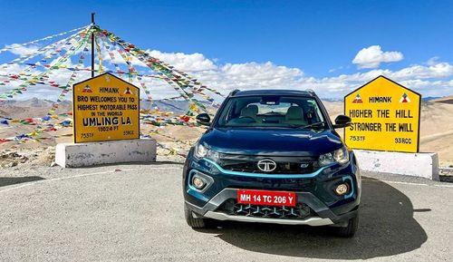 Tata Nexon EV Max Enters India Book Of Records For Becoming First EV To Reach Umling La टाटा नेक्सॉन ईवी मैक्स, जो कंपनी की लंबी दूरी की इलेक्ट्रिक सबकॉम्पैक्ट एसयूवी है, ने उमलिंग ला पास तक पहुंचने वाली पहली इलेक्ट्रिक कार बनने के लिए इंडिया बुक ऑफ रिकॉर्ड्स में प्रवेश किया है.