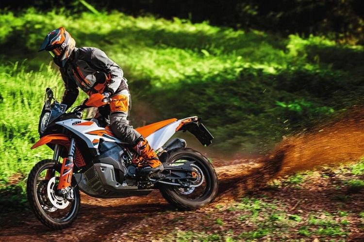 KTM 890 Adventure R Spied In India; Likely To Be Showcased At IBW 2022 केटीएम 890 एडवेंचर आर को पहली बार भारत में देखा गया है और हम इसे लॉन्च होते देखना पसंद करेंगे, यह भारत बाइक वीक 2022 में प्रदर्शित होने वाला एक मॉडल होने की संभावना है.