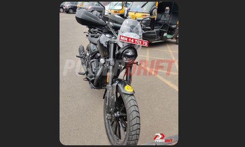 जल्द आने वाली ट्रायम्फ-बजाज मोटरसाइकिल भारत में टैस्टिंग करते हुए देखी गई जल्द आने वाली ट्रायम्फ-बजाज मोटरसाइकिल भारत में टैस्टिंग करते हुए देखी गई