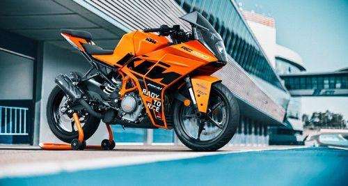 KTM RC 390 & RC 200 Special GP Edition Launched In India, Prices Start At Rs. 2.15 Lakh केटीएम आरसी 390 और आरसी 200 मोटोजीपी से प्रेरित मोटरसाइकिलों की बुकिंग 26 सितंबर 2022 से सभी डीलरशिप पर शुरू हो गई है और ये मानक मॉडलों की तुलना में अधिक महंगी हैं.