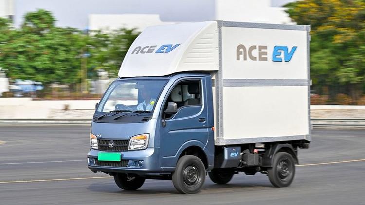 Tata Ace EV Deliveries To Commence From October 2022 टाटा मोटर्स ने कहा कि मॉडल मई में अपनी शुरुआत के बाद से ग्राहकों के साथ परीक्षण के दौर से गुजर रहा था और सितंबर में श्रृंखला का उत्पादन शुरु हुआ था.