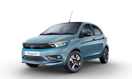 Tata Tiago EV Bags Over 10,000 Bookings On Day 1 टाटा मोटर्स ने 10 अक्टूबर को टियागो ईवी की बुकिंग शुरू की थी, जिसके बाद हैचबैक की जबरदस्त मांग देखी गई. कंपनी ने अब इसकी शुरुआती कीमत को पहले 20,000 हज़ार ग्राहकों तक बढ़ा दिया.