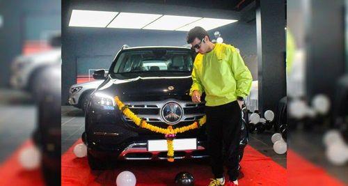 Actor Divyendu Sharma Brings Home The Mercedes-Benz GLS SUV Worth Rs. 1.16 Crore अभिनेता दिव्येंदु, जो अमेंज़न प्राइम की लोकप्रिय वेब सीरीज़ मिर्जापुर में मुन्ना भईया के किरदार से काफी लोकप्रिय हुए थे. हाल ही में दिव्येंदु ने बिल्कुल नई मर्सिडीज़ बेंज़ जीएलएस एसयूवी को खरीदा है.