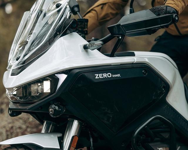 ज़ीरो मोटरसाइकिलें इलेक्ट्रिक मोटरसाइकिलों का एक अमेरिकी निर्माता है और यह ड्यूल-स्पोर्ट, एडवेंचर और स्ट्रीट बाइक्स बनाती है.