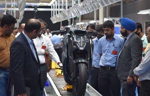 Ultraviolette F77 Electric Motorcycle Production Trials Begin अल्ट्रॉवायलेट ने अपने प्लांट में लगभग 100 विनिर्माण भागीदारों और विक्रेताओं की मेजबानी करके परीक्षण उत्पादन की शुरुआत की. इलेक्ट्रिक मोटरसाइकिल का लॉन्च इस साल के अंत में होने वाला है.