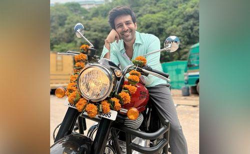 Actor Kartik Aaryan Shares Best Wishes For Dussehra With His Royal Enfield Classic 350 Actor Kartik Aaryan Shares Best Wishes For Dussehra With His Royal Enfield Classic 350