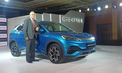 BYD Atto 3 Launched In India; Priced At Rs. 33.99 Lakh BYD Atto 3 एक मध्यम आकार की इलेक्ट्रिक एसयूवी है जो एमजी जेडएस ईवी के साथ-साथ ह्यून्दे कोना इलेक्ट्रिक को भी टक्कर देती है.