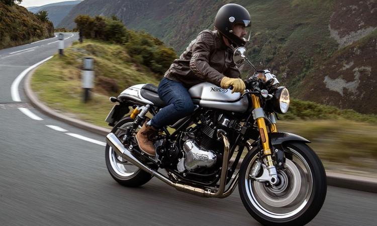 TVS Considering Norton Motorcycles For India Launch ब्रिटिश मोटरसाइकिल ब्रांड नॉर्टन का स्वामित्व टीवीएस मोटर कंपनी के पास है, और ब्रांड जल्द ही रॉयल एनफील्ड के साथ प्रतिस्पर्धा करने के लिए संभवतः मध्यम आकार के मॉडलों के साथ नए सेग्मेंट में विस्तार कर सकती है.