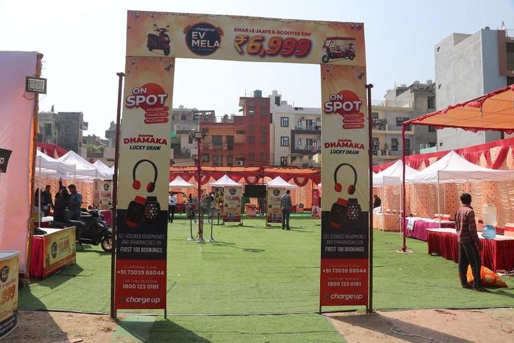 Battery Swapping Startup- Chargeup Organizes EV Mela In Delhi ईवी पारिस्थितिकी तंत्र के हितधारकों को एक साथ लाने का विचार है, जो आसान फाइनेंस और सस्ती ईएमआई के साथ-साथ खरीद प्रक्रिया के लिए वन-स्टॉप समाधान के साथ अंतिम मील गतिशीलता ड्राइवरों को लाभान्वित करता है.
