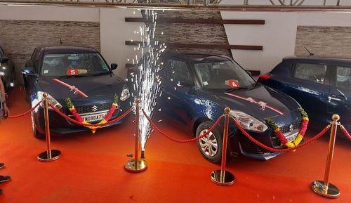 Chennai Businessman Gifts Cars And Bikes To Employees For Diwali चालानी ज्वैलरी मार्ट के मालिक जयंती लाल चयन्ती ने अपने स्टाफ सदस्यों को इस दिवाली रु.1.2 करोड़ की कार और दोपहिया वाहन उपहार में दिए हैं.