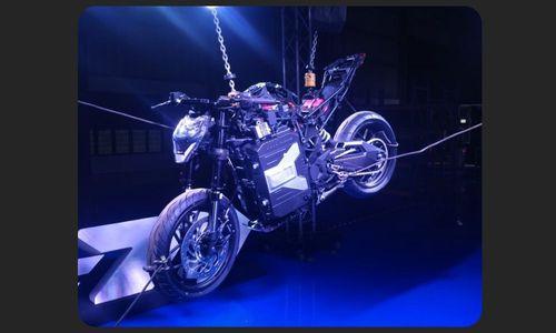 अल्ट्रॉवायलेट F77 इलेक्ट्रिक मोटरसाइकिल एक चार्ज पर देगी 307 किमी की रेंज नई विकसित 10.5 kWh फिक्स्ड बैटरी के साथ अल्ट्रॉवायलेट F77 एक बार चार्ज करने पर 307 किमी (IDC) की रेंज प्रदान करती है. कंपनी 23 अक्टूबर से इलेक्ट्रिक मोटरसाइकिल की प्री-बुकिंग रु.10,000 की टोकन पर शुरू करेगी.