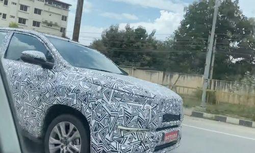 Upcoming Toyota Innova Hycross Spotted Testing In India; To Get Floating Touchscreen Infotainment भारत में टोयोटा इनोवा की तीसरी पीढ़ी पेश होने वाली है जिसे टोयोटा इनोवा हाइक्रॉस कहा जाएगा और बाज़ार में यह इनोवा क्रिस्टा की जगह लेगी. कार अगले महीने अपनी वैश्विक शुरुआत करेगी.