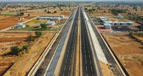 Mumbai To Bengaluru In 5 Hours With New Green Express Highway, Promises Nitin Gadkari सरकार एक नए ग्रीन एक्सप्रेस हाईवे की योजना बना रही है जो मुंबई और बेंगलुरु को जोड़ेगा और सड़क मार्ग से यात्रा के समय को घटाकर सिर्फ पांच घंटे कर देगा.
