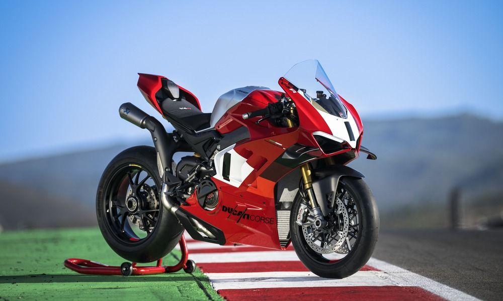 2026 Ducati Panigale V4 R Likely To Be Introduced डुकाटी पानिगाले वी4 आर ब्रांड की प्रमुख ट्रैक-सेंट्रिक सुपरबाइक है जो पानिगाले वी4 एस और डुकाटी की मोटोजीपी बाइक के बीच आती है.
