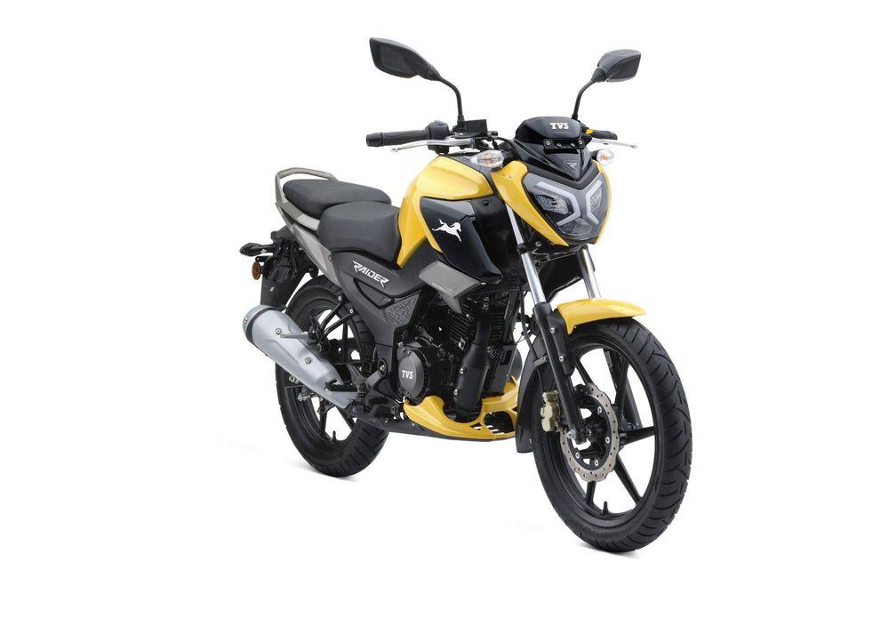 नई TFT स्क्रीन के साथ भारत में लॉन्च हुई 2022 टीवीएस रेडर 125, कीमत Rs. 99,900 बदली हुई टीवीएस रेडर को भारत में लॉन्च कर दिया गया है और अब इसमें टीवीएस की 'स्मार्टएक्सकनेक्ट' तकनीक मिलती है. मोटरसाइकिल की कीमत रु. 99,990 (एक्स-शोरूम) तय की गई है.