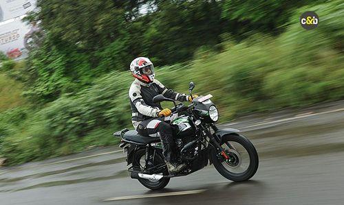 Bajaj CT 125X First Ride Review: India’s Most Affordable 125 cc Motorcycle! बजाज सीटी 125X वर्तमान में भारत की सबसे किफायती 125 सीसी मोटरसाइकिल है. हालाँकि, यह अपने किसी भी प्रतिद्वंदी के समान नहीं दिखती है और इसे बहुत ही मजबूत अपील मिलती है. ऐसा लगता है कि इसे सभी सड़कों और बिना सड़कों को संभालने के लिए बनाया गया था.