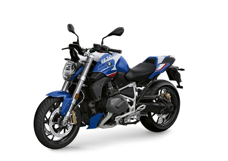 2023 BMW R 1250 R Revealed बीएमडब्ल्यू मोटरराड ने अपडेटेड बीएमडब्ल्यू आर 1250 आर से पर्दा उठाया, मोटरसाइकिल में नई रंग योजनाओं और एक पूर्ण एलईडी हेडलाइट के साथ मानक के रूप में इलेक्ट्रॉनिक्स की पेशकश की.