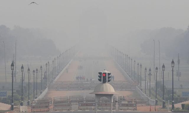शुक्रवार को दिल्ली सरकार ने कहा कि ऑड-ईवन नंबर वाले वाहनों की चलने की योजना, जो 13 नवंबर से 20 नवंबर तक लागू होनी थी, फिलहाल स्थगित कर दी गई है, क्योंकि बारिश के कारण दिल्ली की वायु गुणवत्ता में काफी सुधार हुआ है.
