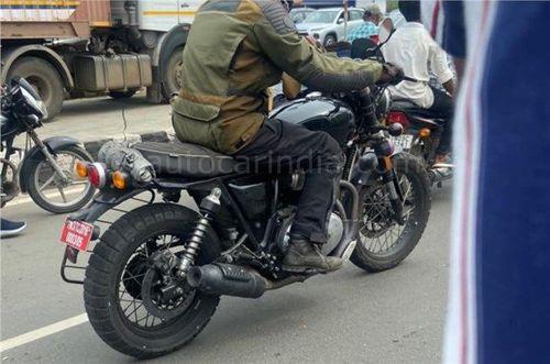 Royal Enfield Scrambler 650 On The Cards; Spied Testing In India लगभग 4 साल पहले हमने आपको बताया था कि रॉयल एनफील्ड स्क्रैम्बलर 650 पर काम चल रहा है और अब बाइक के टैस्ट मॉडल को भारतीय सड़कों पर देखा गया है.
