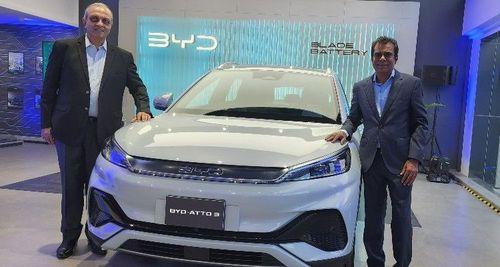 BYD India Inaugurates New Passenger Vehicle Showroom In Chennai नई डीलरशिप कंपनी के इलेक्ट्रिक वाहन रेंज की पेशकश करेगा जिसमें e6 MPV और Atto 3 इलेक्ट्रिक SUV शामिल हैं.
