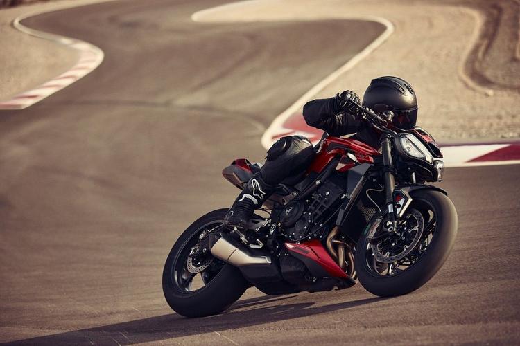 2023 Triumph Street Triple 765 Range Revealed; India Launch Soon ट्रायम्फ मोटरसाइकिल ने बदली हुई स्ट्रीट ट्रिपल 765 रेंज से पर्दा उठा दिया है. ट्रायम्फ के अधिक लोकप्रिय मॉडलों में से एक, नेकेड मिडिलवेट स्ट्रीट ट्रिपल रेंज को अब कई बदलाव मिलते हैं. नया मॉडल भारत में भी लॉन्च किया जाएगा.
