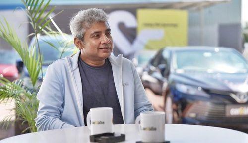 Former Cricketer Ajay Jadeja Talks About His Ambassador & Gypsy And The Lessons They Taught Him कारएंड बाइक के खास कार्यक्रम "कारखाना" के ताजा एपिसोड में पूर्व क्रिकेटर अजय जडेजा उन दो बेहद खास कारों के बारे में बात कर रहे हैं जो उनके पास पिछले कुछ वर्षों में हैं और उन से उन्हें कुछ मूल्यवान सबक मिले हैं.