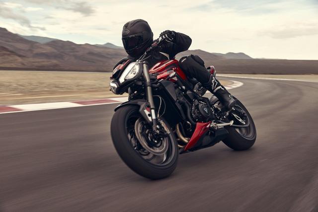 2023 ट्रायम्फ स्ट्रीट ट्रिपल 765 की डिलेवरी भारत में शुरू हुई ट्रायम्फ मोटरसाइकिल्स इंडिया ने भारत में 2023 स्ट्रीट ट्रिपल 765 की डिलेवरी शुरू कर दी है. इसे कुछ महीने पहले जून 2023 में लॉन्च किया गया था, जिसकी कीमतें ₹10.17 लाख से शुरू होती थीं.