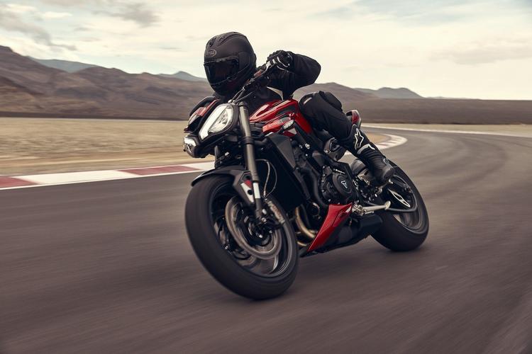 2023 Triumph Street Triple 765 Deliveries Begin In India ट्रायम्फ मोटरसाइकिल्स इंडिया ने भारत में 2023 स्ट्रीट ट्रिपल 765 की डिलेवरी शुरू कर दी है. इसे कुछ महीने पहले जून 2023 में लॉन्च किया गया था, जिसकी कीमतें ₹10.17 लाख से शुरू होती थीं.