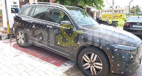 Mercedes-Benz EQB Electric SUV Spotted In Kodaikanal Ahead Of Launch मर्सिडीज़ बेन्ज़ ईक्यूबी कंपनी की तरफ से भारत में पेश होने वाली सबसे सस्ती इलेक्ट्रिक कार बन जाएगी.