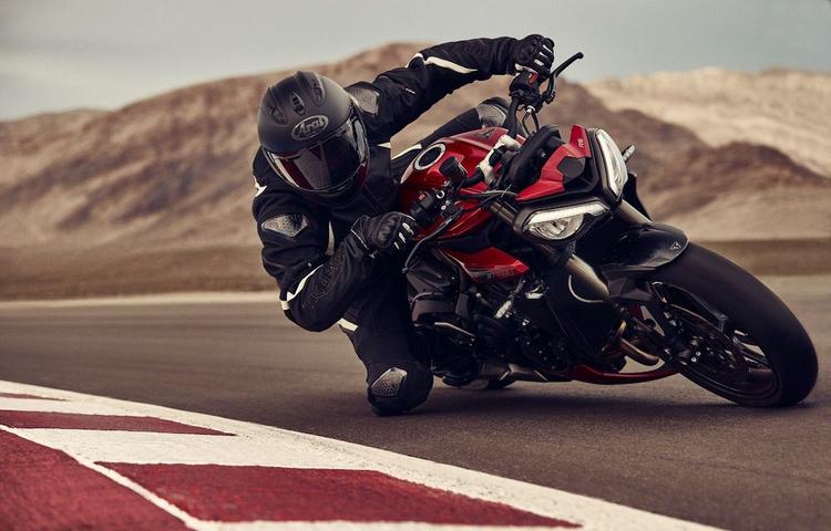 2023 Triumph Street Triple 765 Pre-Bookings Open In India ट्रायम्फ मोटरसाइकिल इंडिया ने 2023 ट्रायम्फ स्ट्रीट ट्रिपल 765 रेंज के लिए प्री-बुकिंग शुरू कर दी है. बुकिंग के लिए आपको ₹50,000 की टोकन राशि देनी होगी. मार्च में लॉन्च होने की उम्मीद है, अप्रैल 2023 में डिलेवरी शुरू होगी.